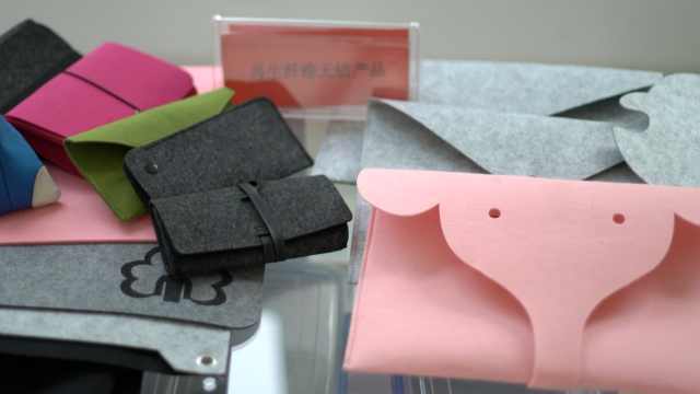 厲害 吃進舊衣服,吐出手機套