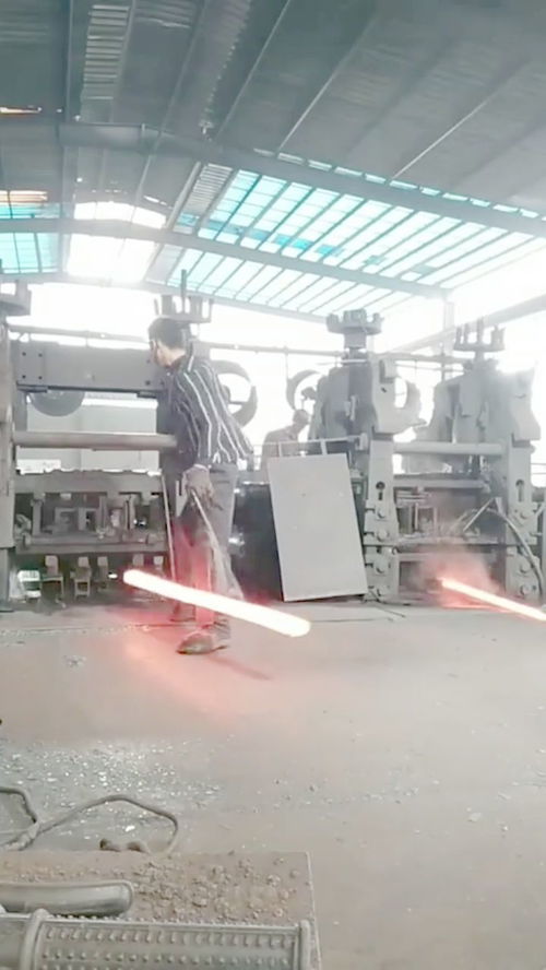 工廠加工料子,全程只用兩根鉤子,一條料子不止40斤