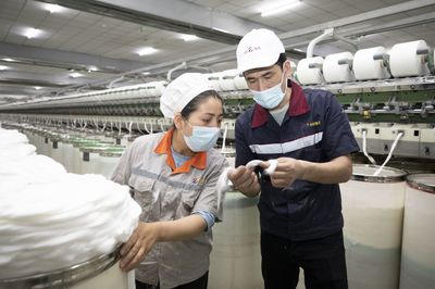 從農民變成企業管理者,看艾山江&middot;阿布都拉一家--小康路上幸福長